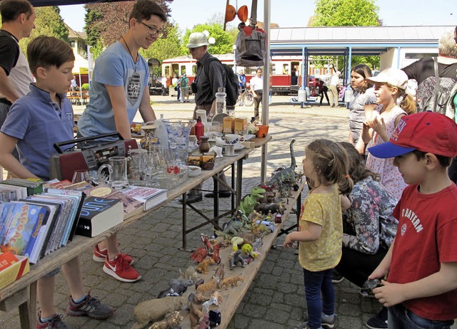 Brgerflohmarkt in Kandern: Das Wetter lockte viele Flohmarktfans ins Stdtli.  | Foto: Jutta Schtz