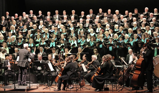 Imposantes Bild: Chre und Orchester v...20; unter Leitung von Herbert Kaiser.   | Foto: Katharina Bartsch