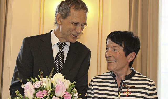 Der Ministerialdirektor im Integration...rich Hammann, gratuliert  Ulrike Wahl.  | Foto: privat