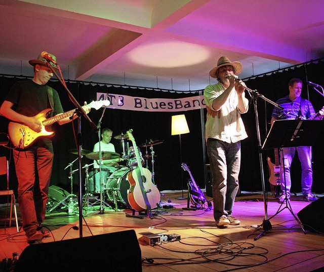 Die 4T3 Bluesband spielte im Salmen au...ocals, guitar) und Klaus Obert (bass).  | Foto: Hans Jrgen Kugler