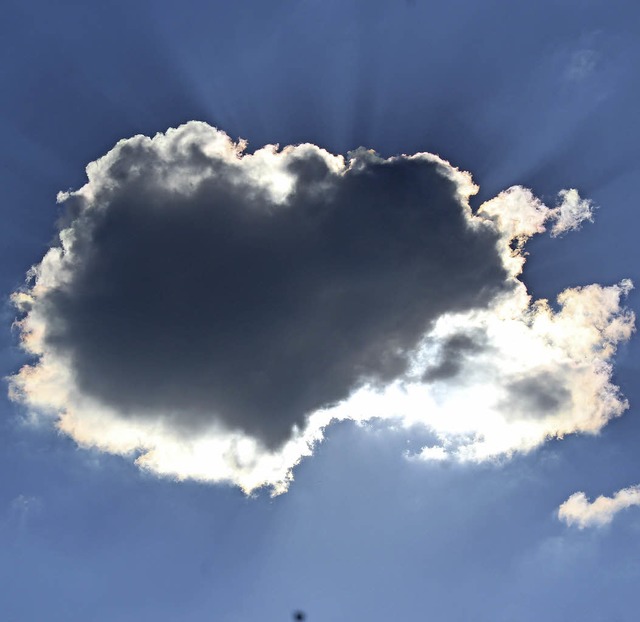 Himmlisches Muttertagsherz: Ein besond...n Wolkenherz am Himmel ber Lffingen.  | Foto: Christa Maier