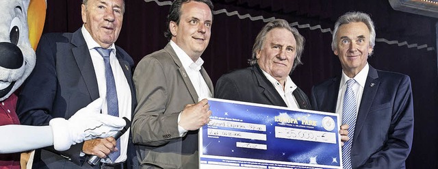 Grard Depardieu (2. von rechts) holte den Spendenscheck in Rust persnlich ab.  | Foto: Europa-Park