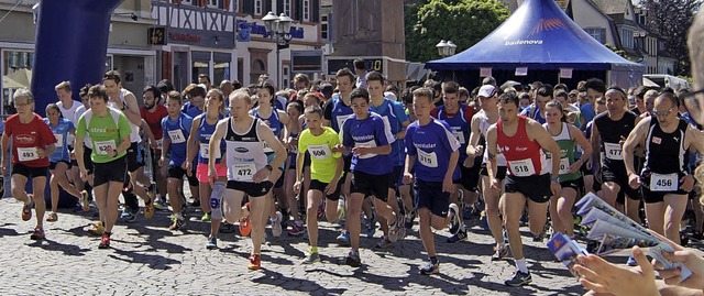 Noch bei angenehm frischen Temperature...lnehmer auf die Halbmarathon-Distanz.   | Foto: Christine Storck