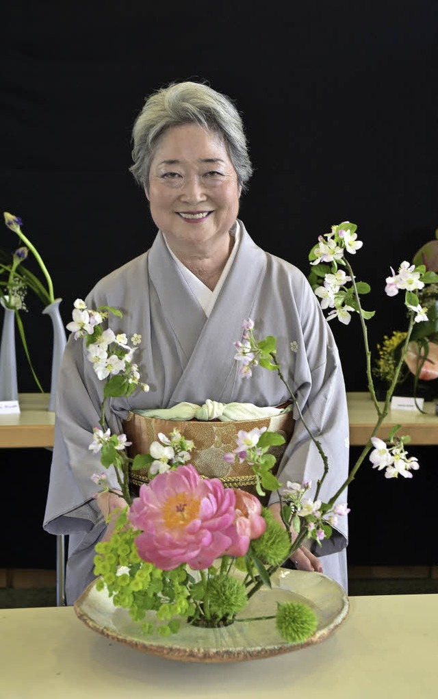 Shigeko Maed zeigt die Kunst des Ikeba...der Deutsch-Japanischen Gesellschaft.   | Foto: Thomas Kunz
