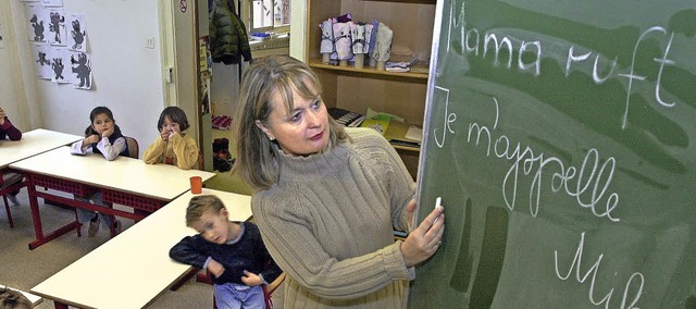 Eine Lehrerin bringt franzsischen Kindern Deutsch bei.   | Foto: dpa