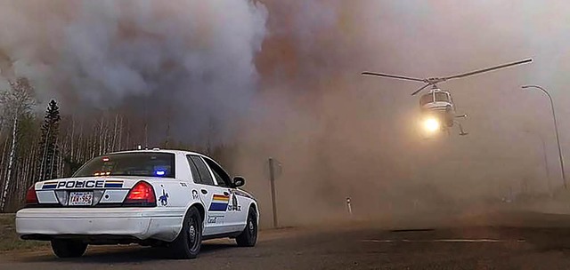 Das Feuer in der kanadischen Provinz A...ennende Fort McMurray in Sicherheit.    | Foto: AFP