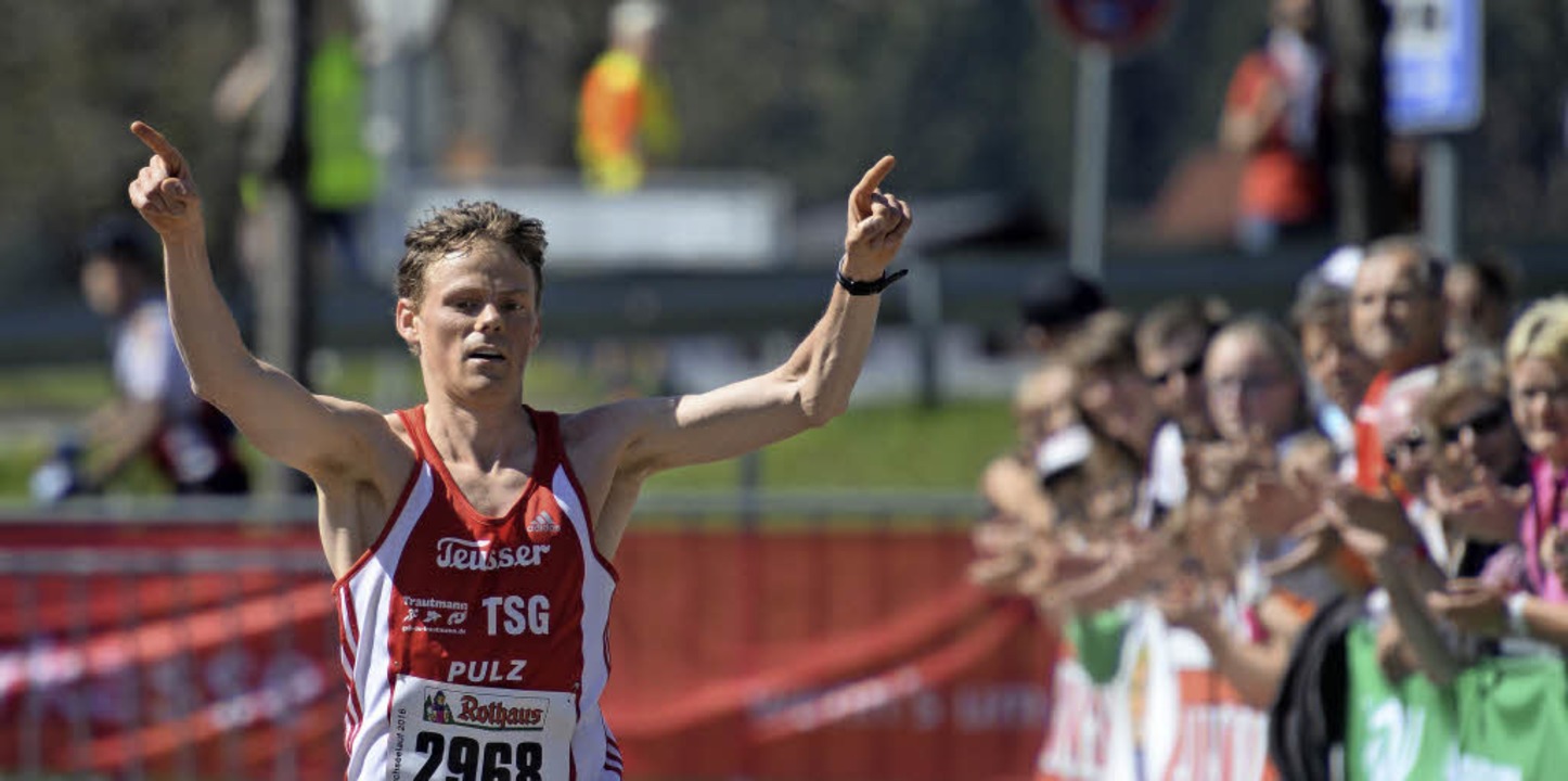 Locker zum nchsten Triumph: Benedikt ... souverner Sieger beim Schluchseelauf  | Foto: patrick seeger