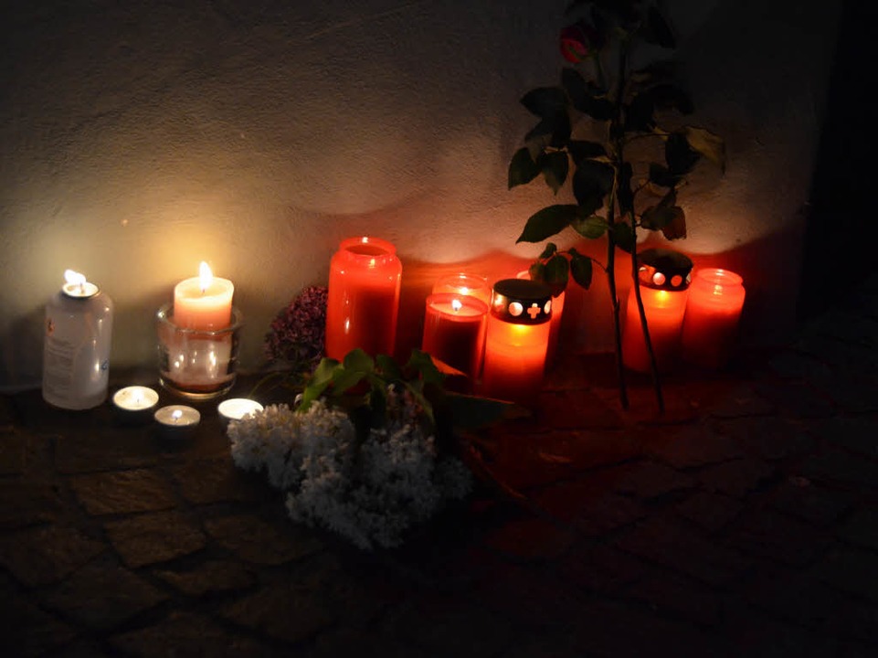 Am Abend  legten Brger am Ort des gra...Osteria Eden Kerzen und Blumen nieder.  | Foto: Winfried Dietsche