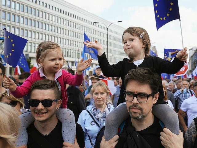 Auch die Kleinsten schwingen schon  Fhnchen fr Europa.  | Foto: dpa