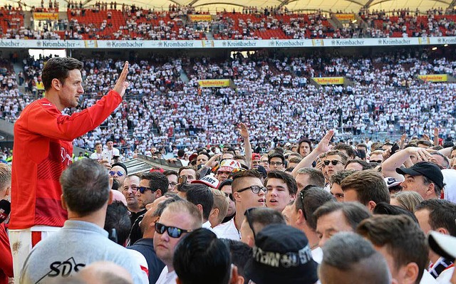 Der Stuttgarter Kapitn Christian Gent...ht die aufgebrachten Fans zu beruhigen  | Foto: dpa