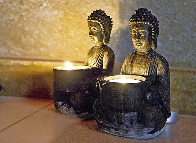 Die Maske (links) soll das  japanische...leuchten Buddhas den Weg in die Wanne.  | Foto: Andrea Schiffner