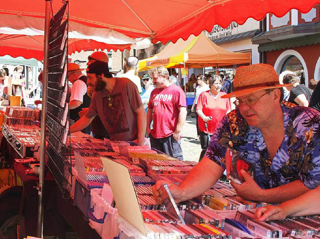 Groer Andrang herrschte in der Endinger Innenstadt beim Bchermarkt und dem damit verbundenen verkaufsoffenen Sonntag. Das Angebot war vielfltig. Viele Bcherfreunde nutzten das sommerliche Wetter zum Bummeln und Stbern.
