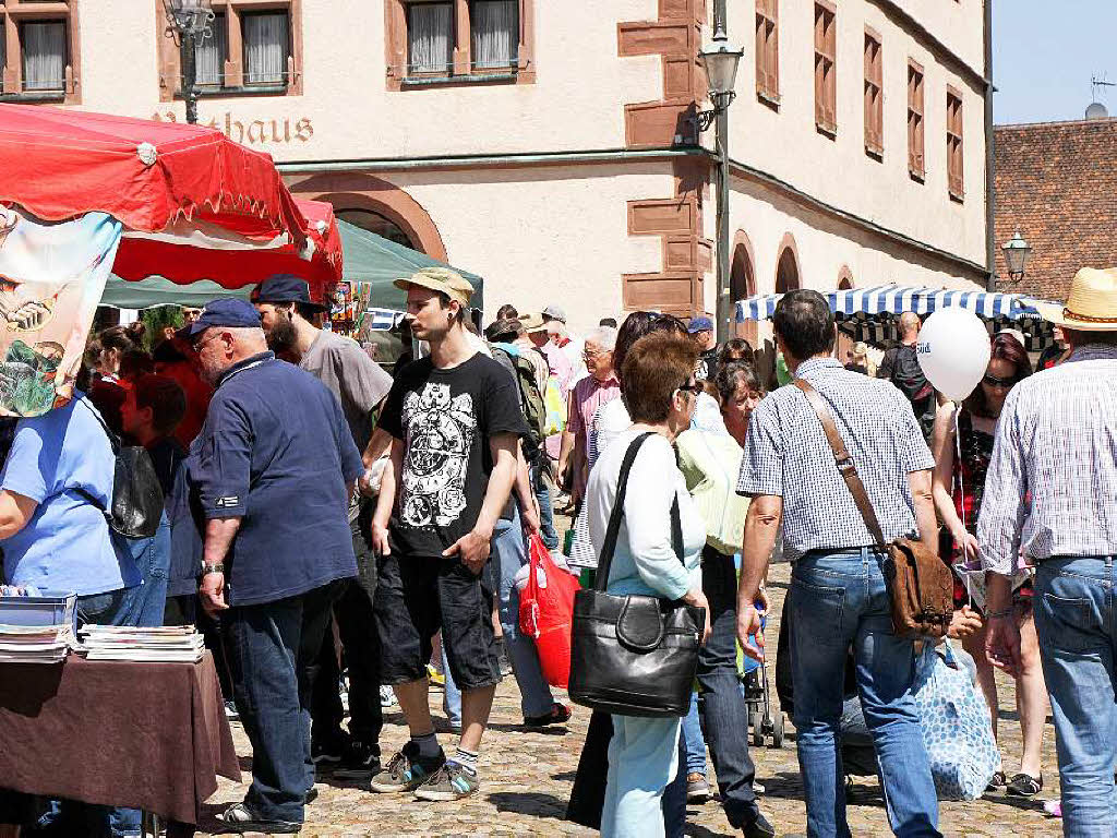 Groer Andrang herrschte in der Endinger Innenstadt beim Bchermarkt und dem damit verbundenen verkaufsoffenen Sonntag. Das Angebot war vielfltig. Viele Bcherfreunde nutzten das sommerliche Wetter zum Bummeln und Stbern.