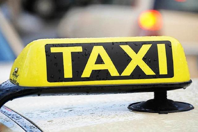 Taxifahrer in Gutach von zwei Fahrgästen überfallen
