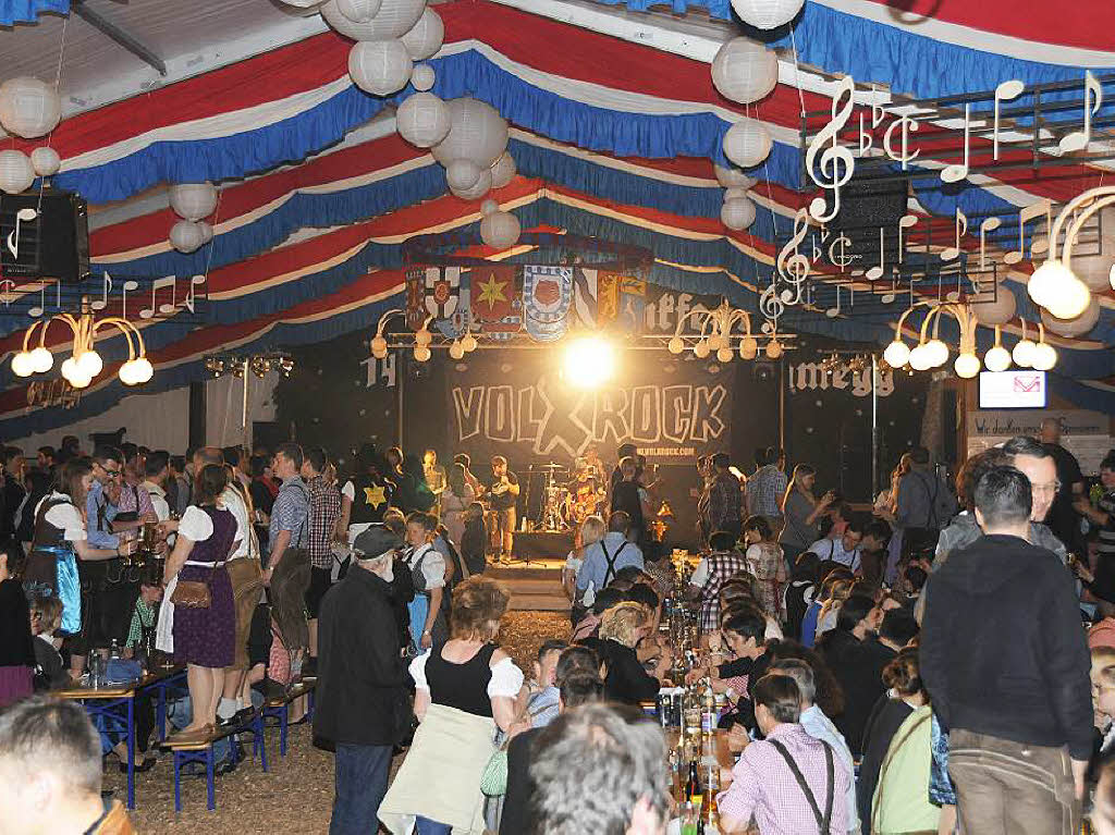 Am Samstag tanzten ber 1000 Besucher der Bierzeltgaudi mit der Sdtiroler Partyband „VolXRock“ bis in die spte Nacht auf den Tischen im groen Festzelt anlsslich 140 Jahre MV Blumegg.