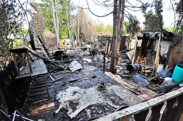 Htten zwischen Gundelfingen und Vrstetten wurden durch ein Feuer zerstrt.  | Foto: Markus Zimmermann