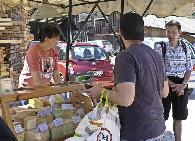 Selbstvermarkter aus der Region boten ...kleinen Bauernmarkt ihre Produkte an.   | Foto: Gertrud Rittner