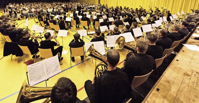 Das JBO-Revival-Orchester nahm in der Stadthalle viel Platz ein.   | Foto: Fotos: Gabriele Zahn