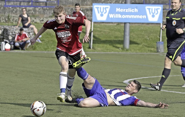 &#8222;Intensive Partie&#8220;: Benjam... gegen den Bellinger Adrian Grozinger   | Foto: Hecht