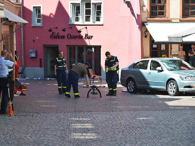 Der Unfallort in Bad Sckingen wird gesichert, rechts das Unfallauto.  | Foto: Martin Eckert