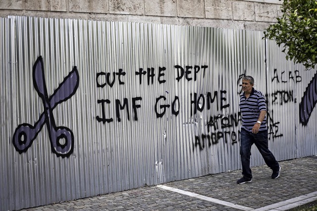 Schuldenschnitt, weg mit dem IWF! heit es auf dieser Wand in Athen.  | Foto: dpa