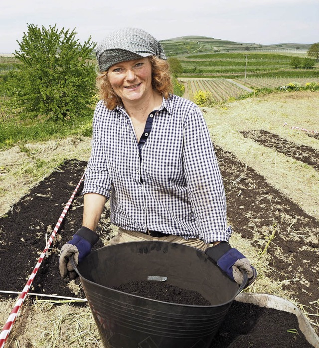 Carola Holweg beim Ausbringen des Komposts.   | Foto: gabriele Hennicke