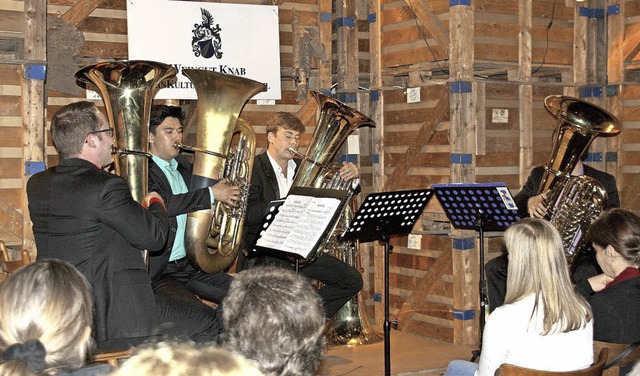 Die vier Musikstudenten Simon Sailer, ...gehobene Unterhaltung im Weingut Knab.  | Foto: Christiane Franz