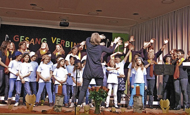 Der Schulprojektchor und der Gospelcho...m auch mit einem gemeinsamen Auftritt.  | Foto: Ulrike Spiegelhalter