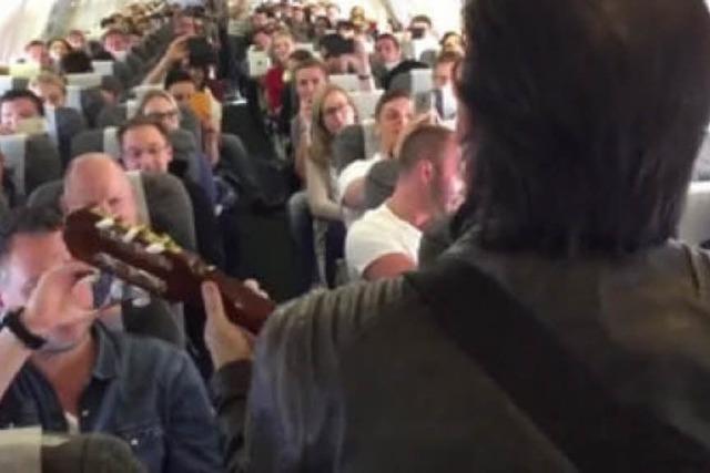 Wie ein Freiburger im Flieger über dem Atlantik ein Konzert spielte - und das Video viral ging