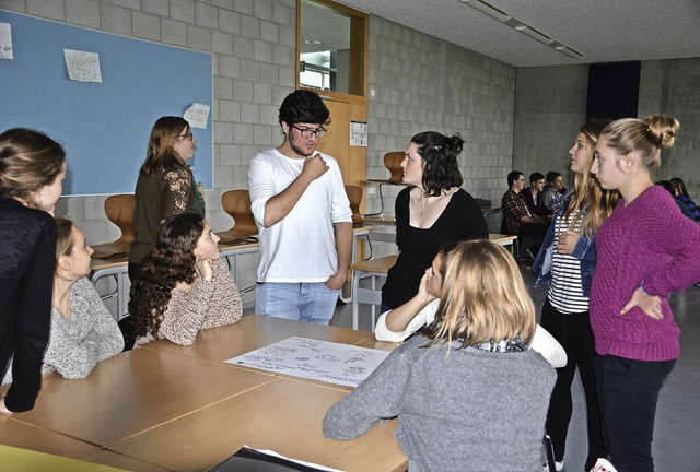 Der syrische Mitschler Mohammad (im weien Shirt) steht Rede und Antwort.  | Foto: Gabriele Hennicke