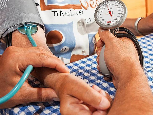 Blutdruckmessen, eine Leistung der Pflegefachkrfte.  | Foto: Sozialstation