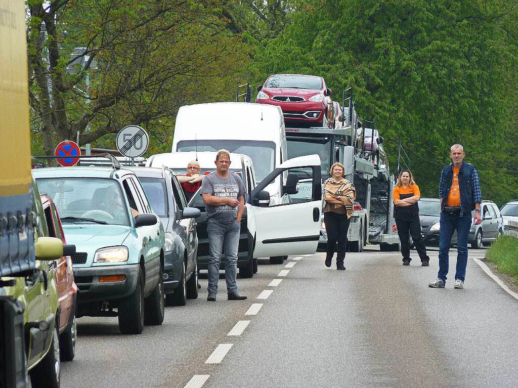 Warten auf der B 317, bis der Umzug vorbei ist.