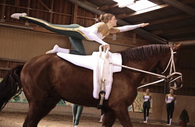Mit akrobatischen bungen begeisterte ...s Bild &#8222; Fahne mit Hand&#8220;.   | Foto: Annette Fenske