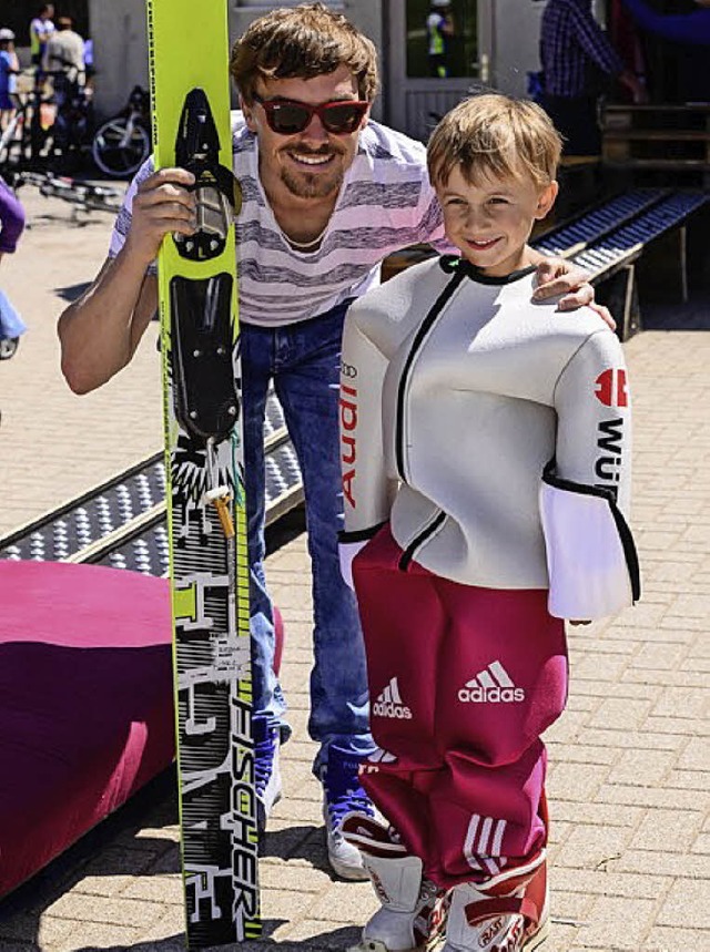Fabian Riele war bei den sportinteressierten Kindern gefragt.   | Foto: Herbert Mark