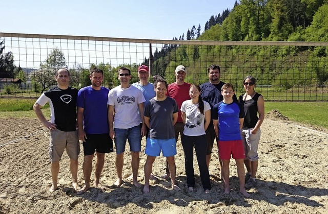 Sie haben den Volleyballplatz in Langenau wieder hergerichtet.  | Foto: privat