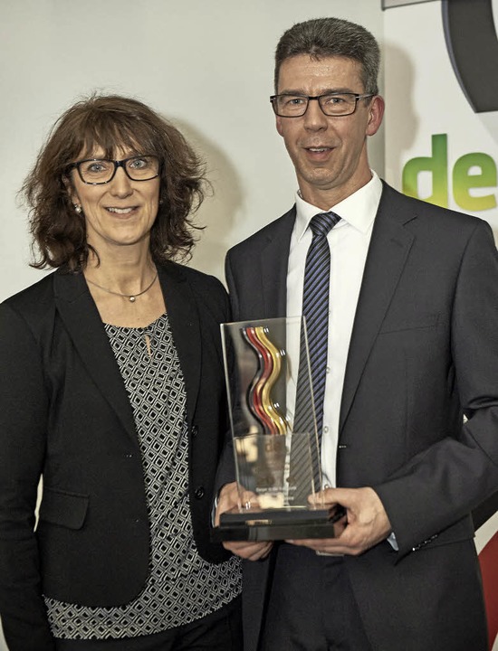 Freuen sich ber die besondere Trophe...nternehmerpreis Elektrohandwerk 2016.   | Foto: Privat