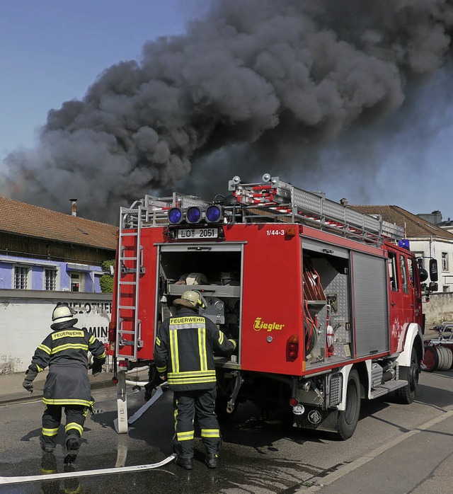 Schwarzer Rauch quoll aus der brennend...statt und zog in Richtung Innenstadt.   | Foto: Thomas Loisl Mink, Willi Adam