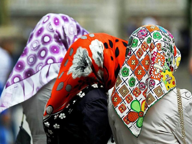 Trkisch-muslimische Frauen im Kopftuch in der Klner Fugngerzone  | Foto: Verwendung weltweit, usage worldwide