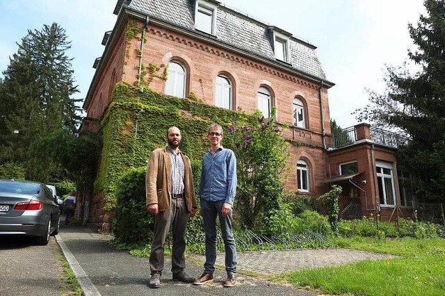 Stephan Lindner (links) und Hermann Gi...igen Pfarrhaus der Christusgemeinde. _  | Foto: Christoph Breithaupt