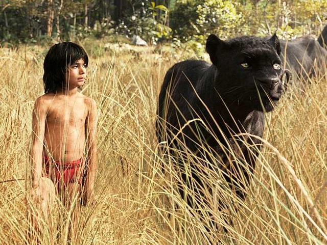 Neel Sethi als Mowgli (links) mit dem animierten  Bagheera.   | Foto: Walt Disney/dpa
