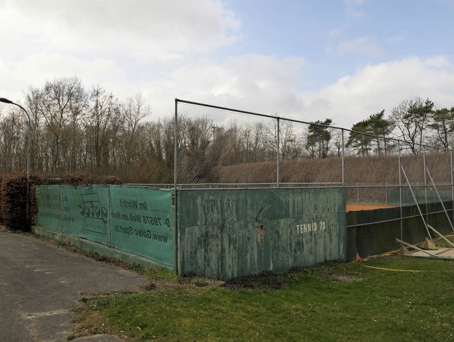 Bei und auf dem Gelnde der Tennisplt...htlingswohnheim fertg gestellt werden.  | Foto: Jutta Schtz