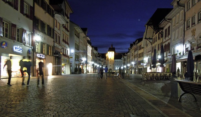 Durch die nchtliche Kaiserstrae von ...diesem Sommer in der Innenstadt fort.   | Foto: Roland Gerard