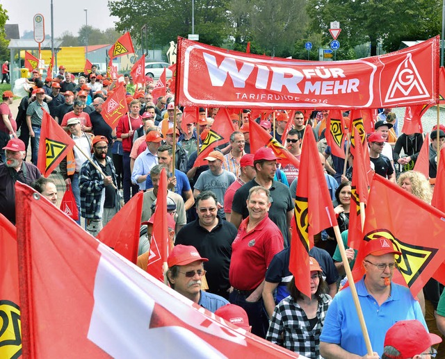 &#8222;Wir fr mehr&#8220; &#8211; rot...igten Richtung Kndringer Winzerhalle   | Foto: Dieter Erggelet