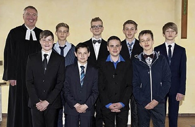 Diese Jugendlichen wurden am vergangen... links auen: Pfarrer Andreas Strble.  | Foto: Privat