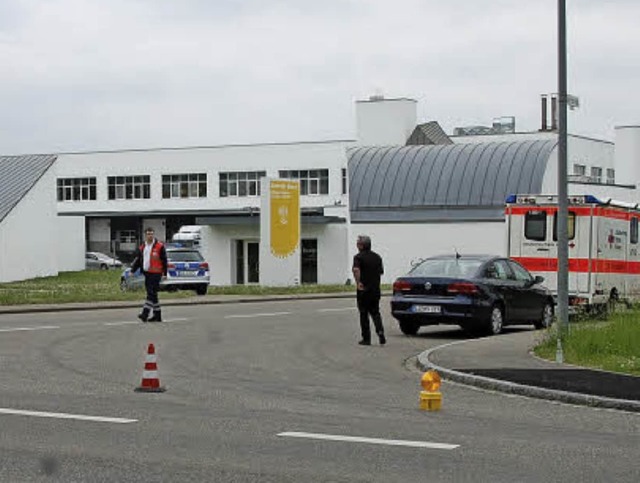 Die Zufahrt zum Vitra-Campus war gespe...ettungshelfer des DRK standen bereit.   | Foto: Herbert Frey