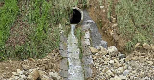 Der Durchlass oberhalb der Kreisstrae...Wasser- und Schlammmassen nicht mehr.   | Foto: Markus Maier