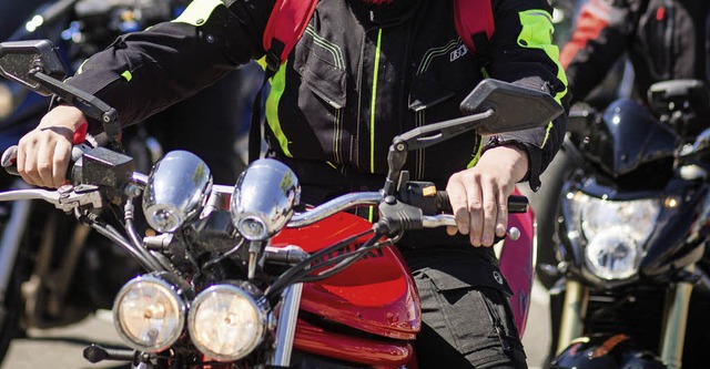 Auf der Strecke Fahrnau-Gersbach sollen mehr Biker-Kontrollen stattfinden.   | Foto: Schmidt (dpa)