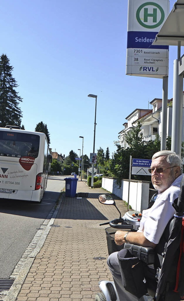 Fr Klaus Kessler und andere E-Mobilfa...h, einen Bus der Linie 7301 zu nehmen.  | Foto: Ralf H. Dorweiler