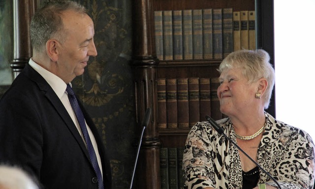 Norbert Groklaus spricht mit  Regina ... Motivation und Dankbarkeit berichtet.  | Foto: judith reinbold