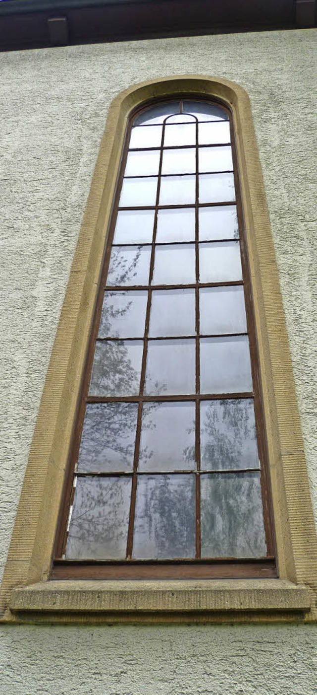 Die Holzrahmen um die Buntglasfenster werden erneuert.  | Foto: Claudia Gempp